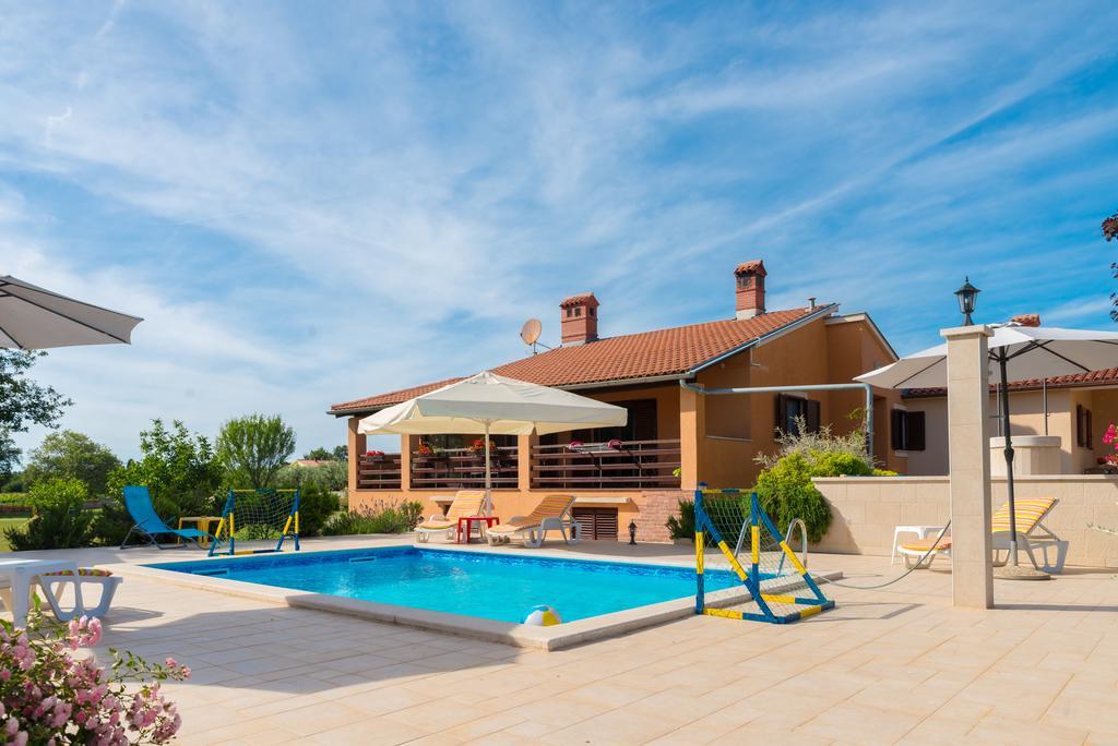 Villa Hacienda Rosemary à Muntić Extérieur photo