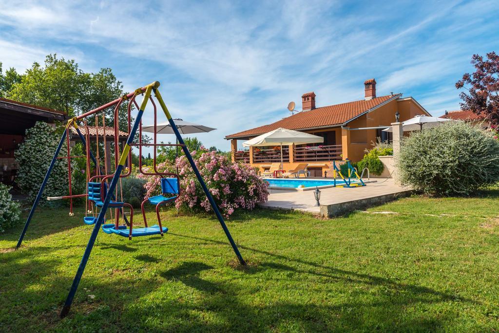 Villa Hacienda Rosemary à Muntić Extérieur photo