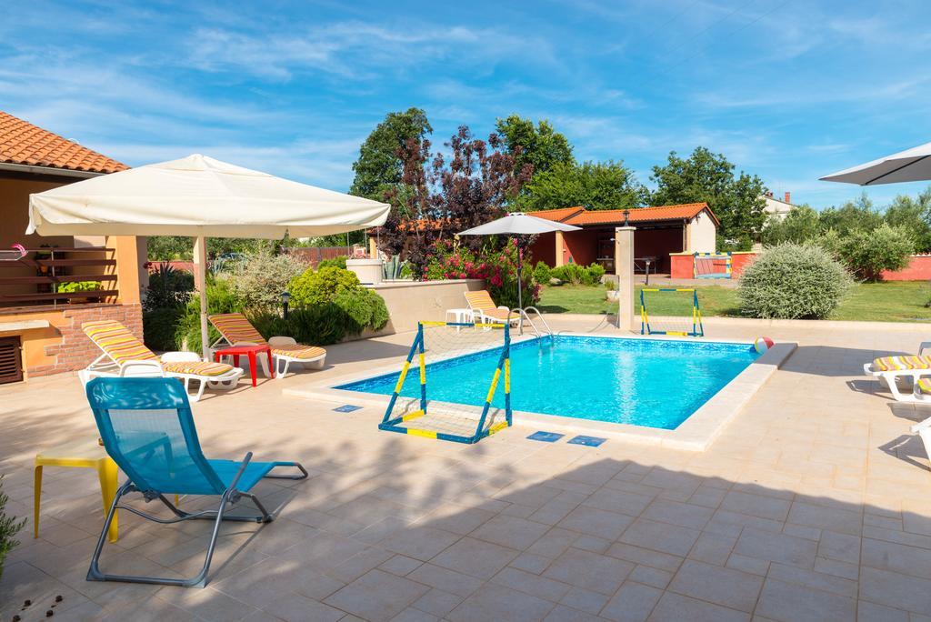 Villa Hacienda Rosemary à Muntić Extérieur photo