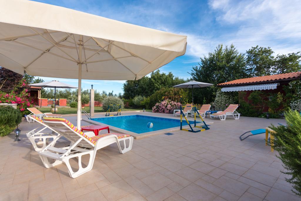 Villa Hacienda Rosemary à Muntić Extérieur photo