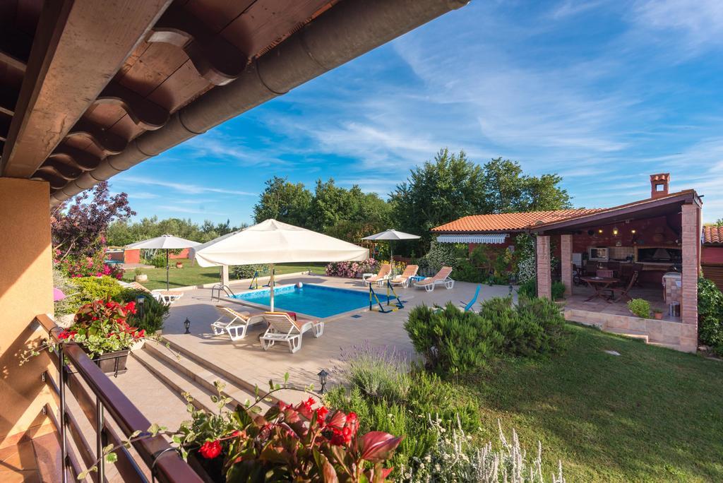 Villa Hacienda Rosemary à Muntić Extérieur photo