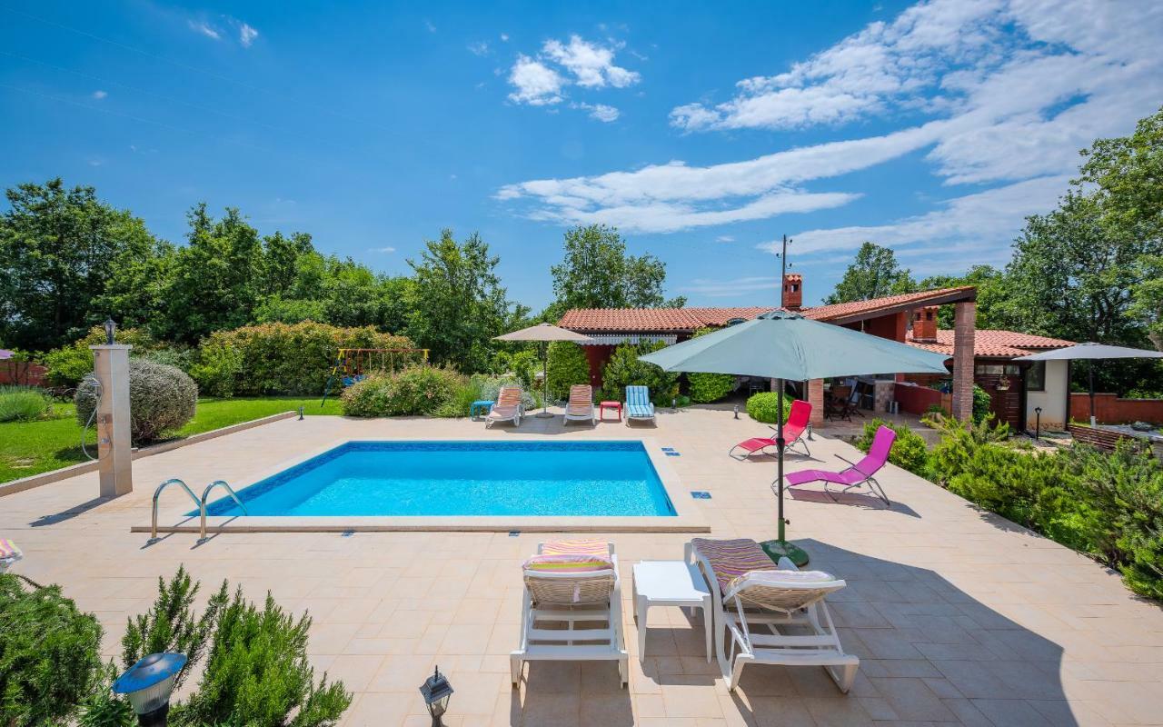 Villa Hacienda Rosemary à Muntić Extérieur photo