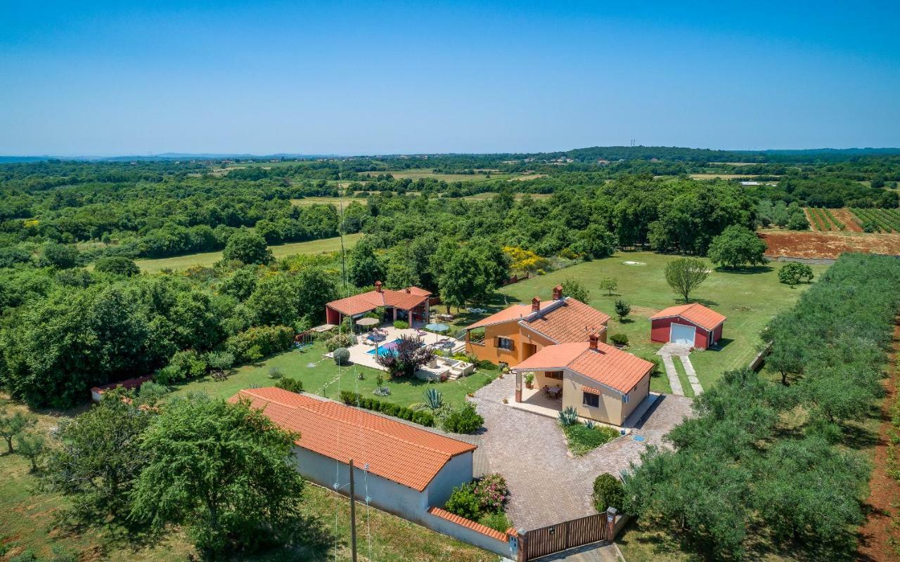 Villa Hacienda Rosemary à Muntić Extérieur photo