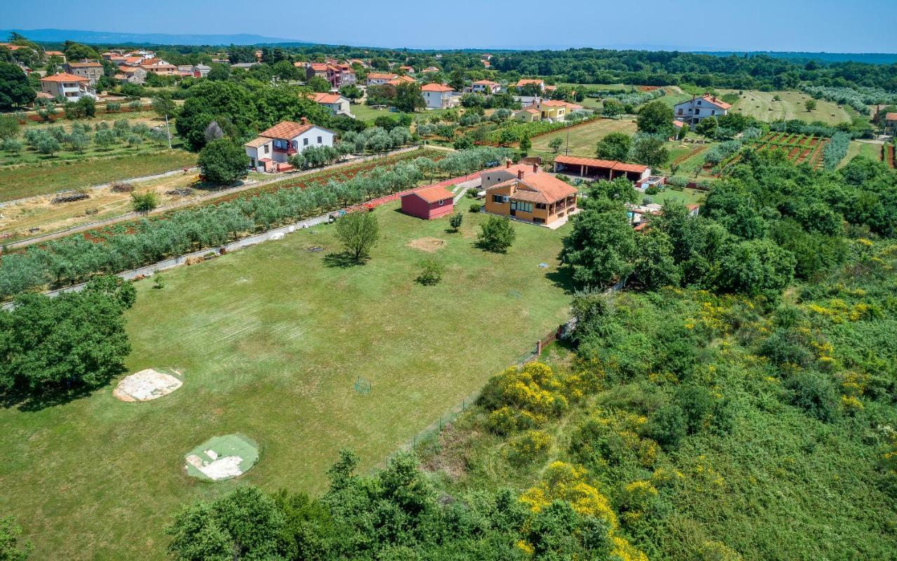 Villa Hacienda Rosemary à Muntić Extérieur photo