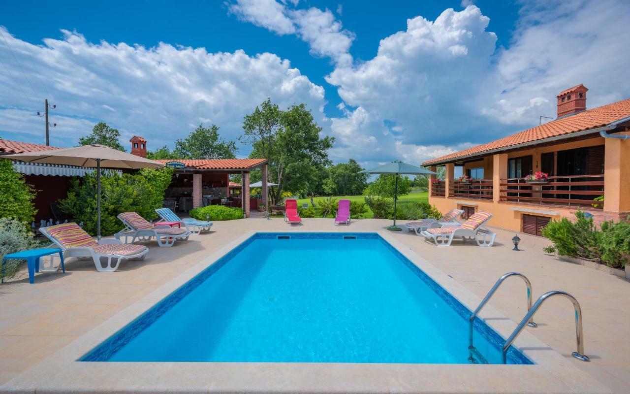 Villa Hacienda Rosemary à Muntić Extérieur photo