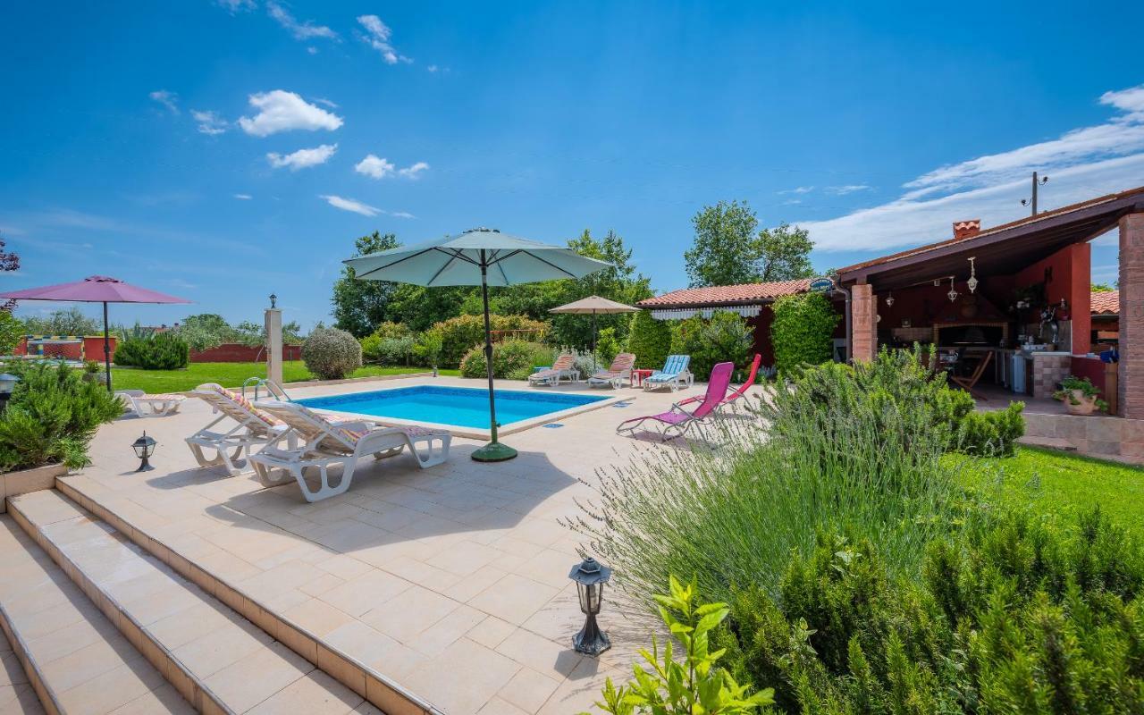 Villa Hacienda Rosemary à Muntić Extérieur photo