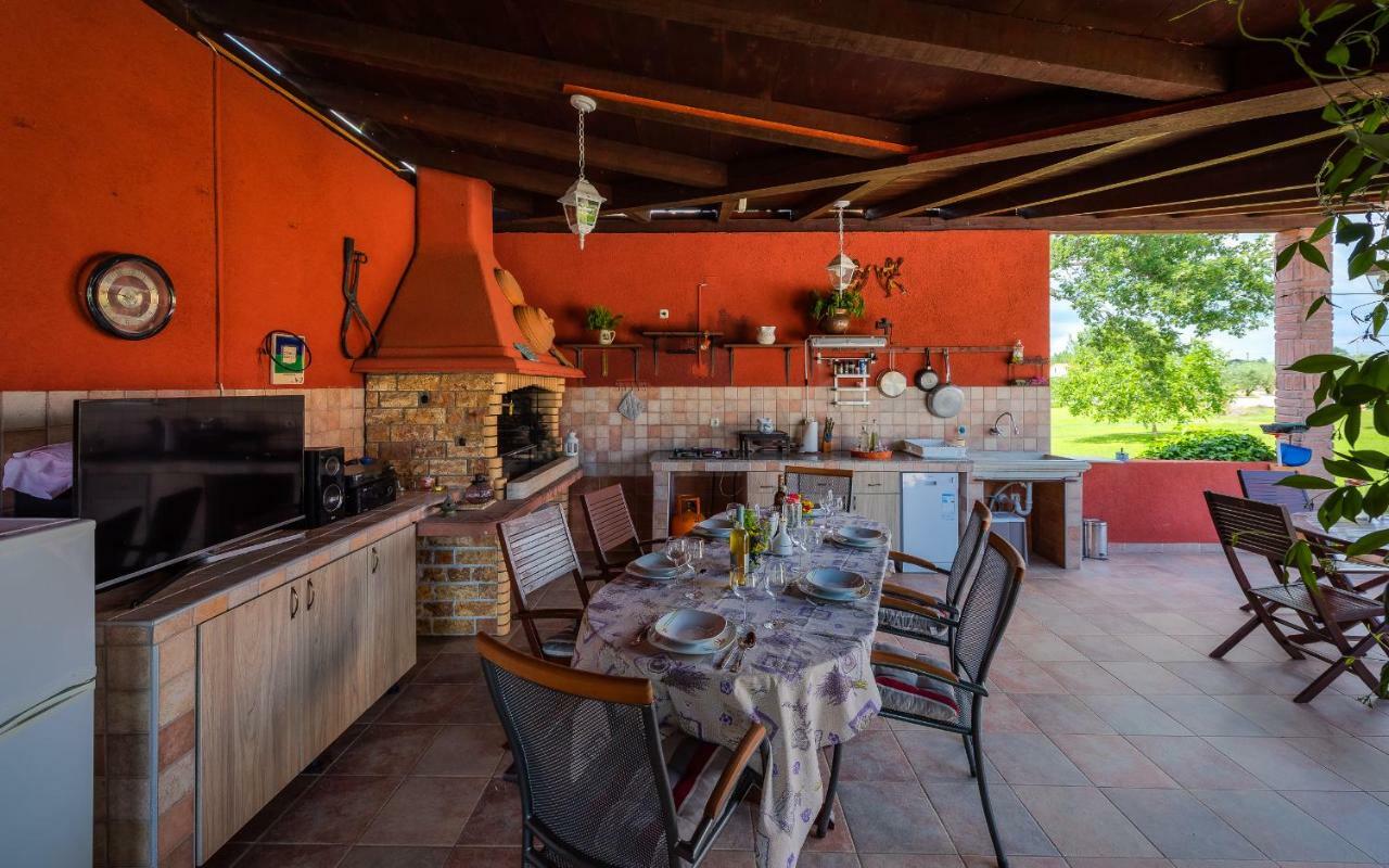 Villa Hacienda Rosemary à Muntić Extérieur photo