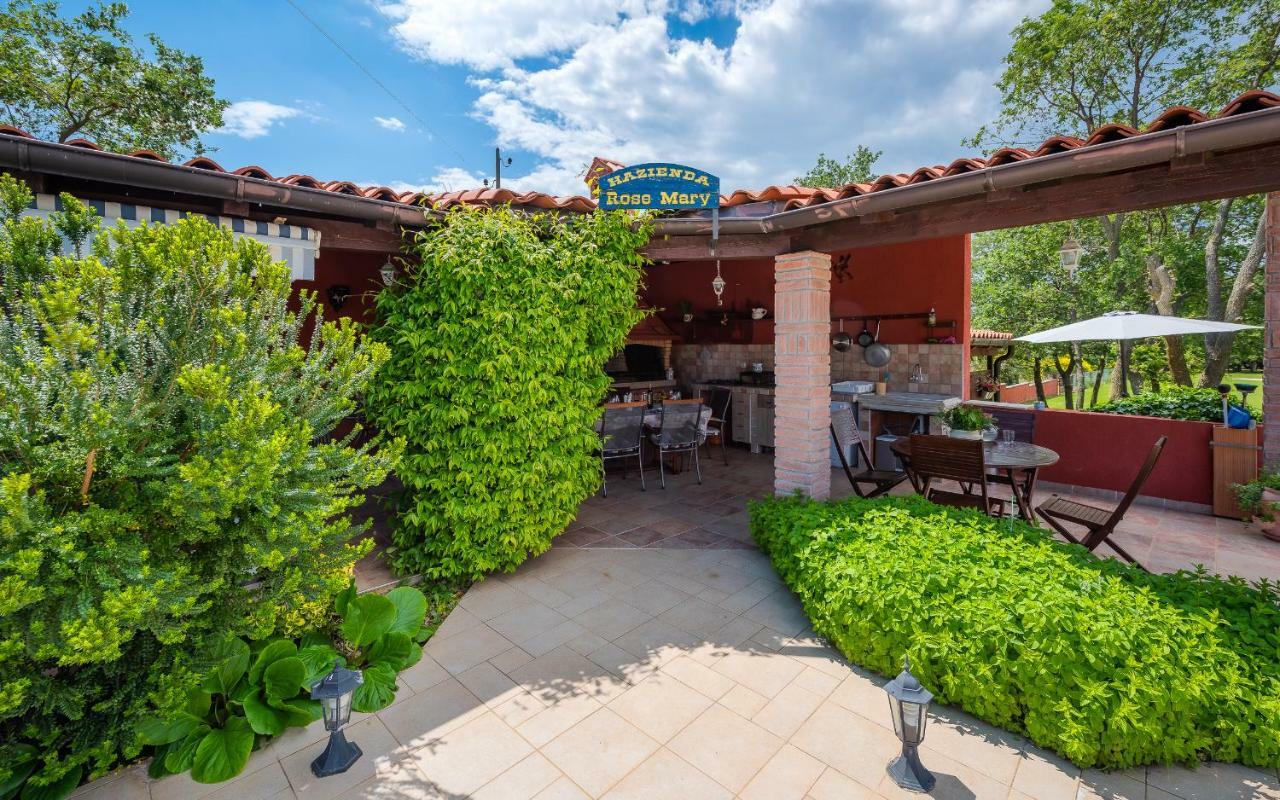 Villa Hacienda Rosemary à Muntić Extérieur photo