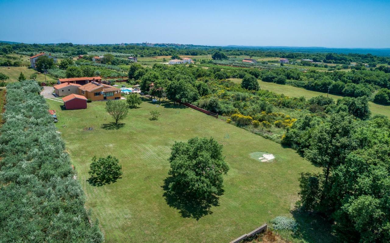 Villa Hacienda Rosemary à Muntić Extérieur photo