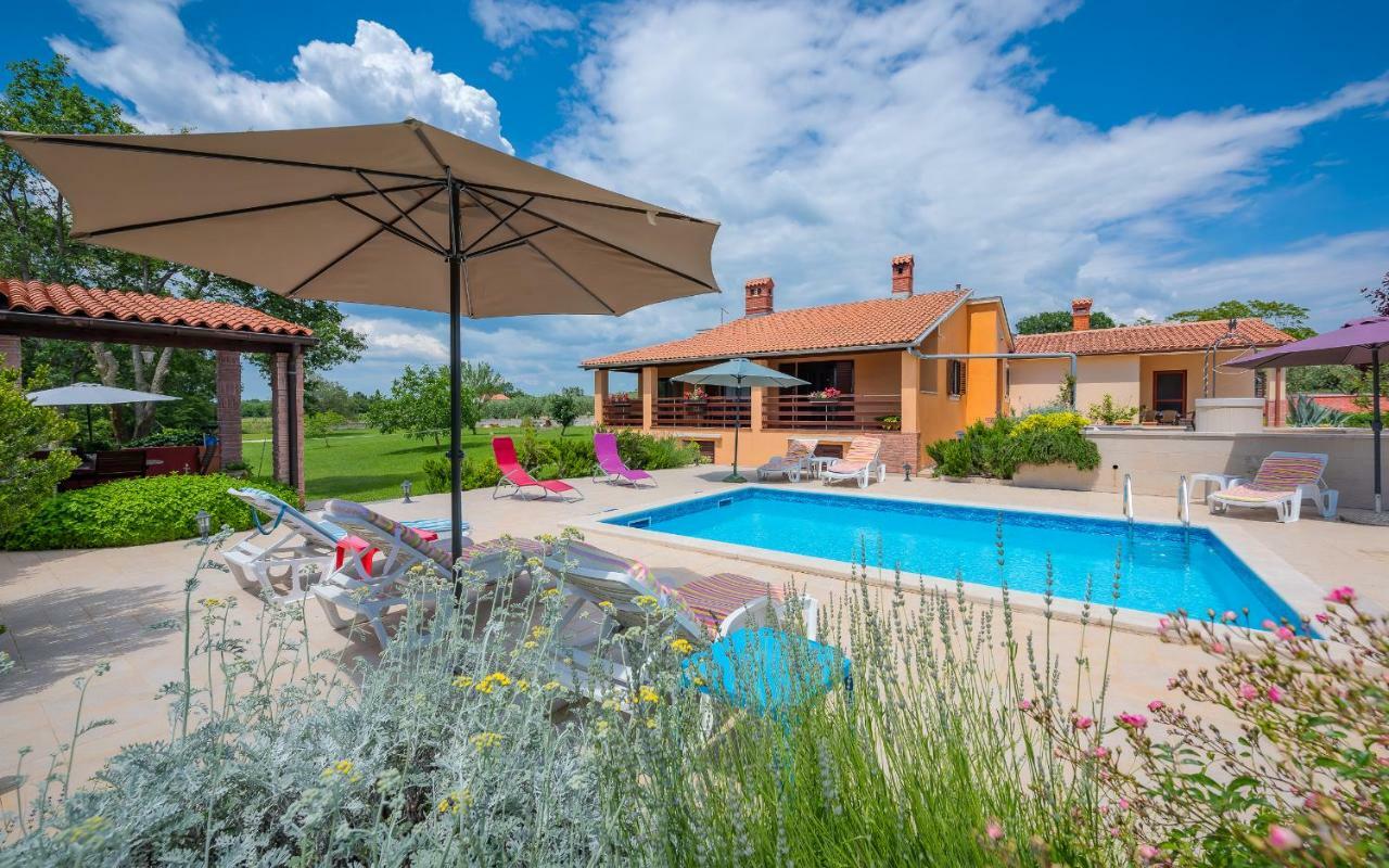 Villa Hacienda Rosemary à Muntić Extérieur photo