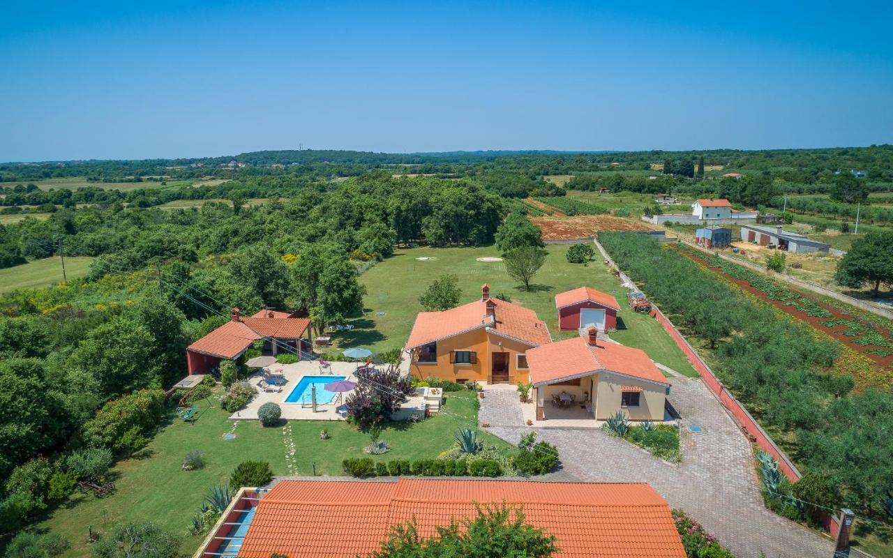 Villa Hacienda Rosemary à Muntić Extérieur photo