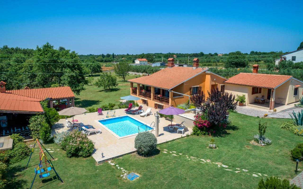 Villa Hacienda Rosemary à Muntić Extérieur photo
